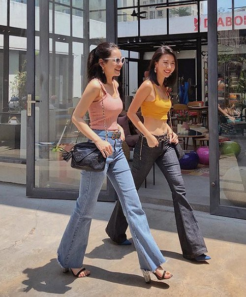 Chi Pu và Quỳnh Anh Shyn có nhiều điểm chung từ tính tình đến phong cách thời trang. Nhiều fan từng đoán đôi hot girl sống chung nhà ở TP HCM khi thường xuyên đổi trang phục cho nhau để chụp hình.