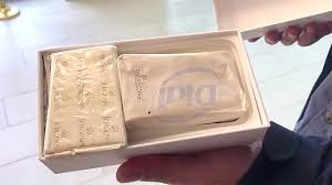 Trên MXH, dân tình từng chứng kiến không ít lần những người mua iphone qua mạng nhận cái kết đau lòng khi tiền mua smartphone nhưng nhận về thứ chẳng muốn.