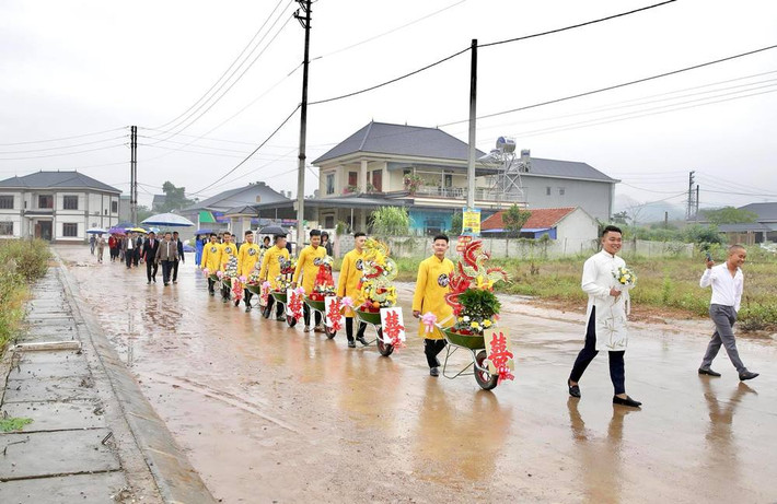 Theo đó, chú rể sử dụng một dàn xe rùa (hay xe cút kít) - vốn dùng chở vật liệu xây dựng để bê tráp lễ đám ăn hỏi thẳng tiến tới đến nhà cô dâu.