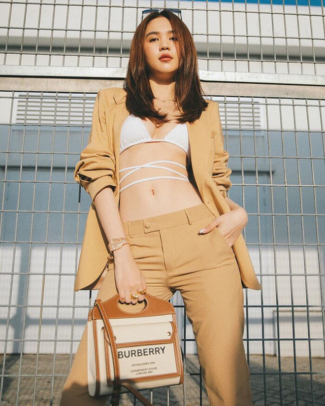 Ngọc Trinh là mỹ nhân showbiz sở hữu body vạn người mê. Không ngẫu nhiên cô nàng được mệnh danh bằng những biệt danh như "Nữ hoàng nội y”, “người đẹp vòng eo 56cm”,…