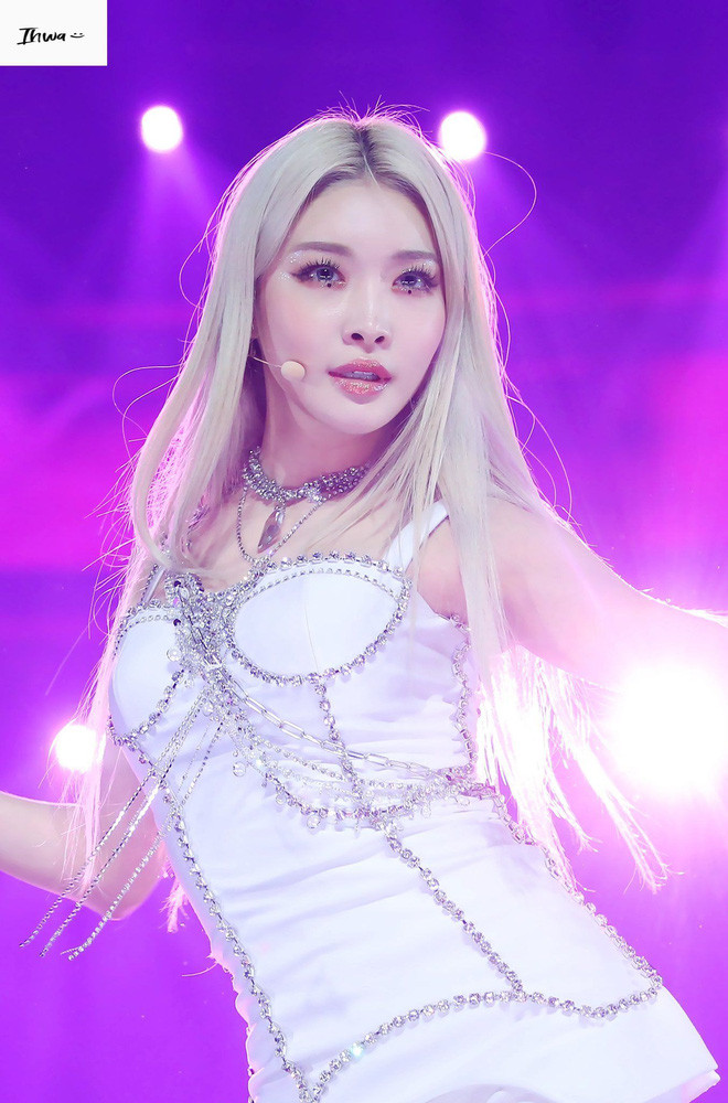 Chungha sang Italy dự tuần lễ thời trang từ ngày 19/2 và không có dấu hiệu của bệnh. Lúc này dịch Covid-19 cũng chưa bùng phát tại Hàn Quốc.
