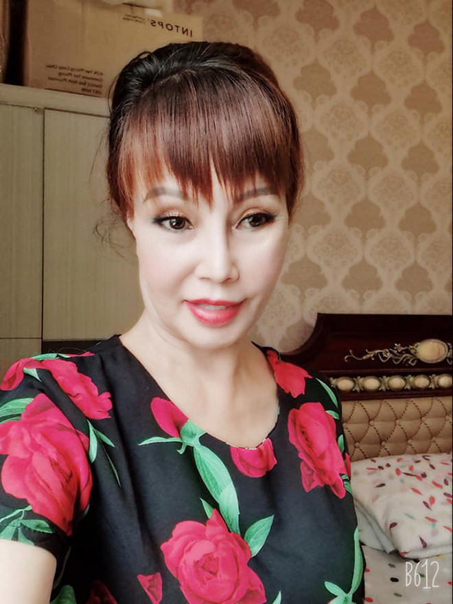 Mới đây, cô dâu 62 tuổi Cao Bằng tiếp tục gây xôn xao cộng đồng mạng khi để lộ rõ nhan sắc thật mặc dù đã qua chỉnh sửa.