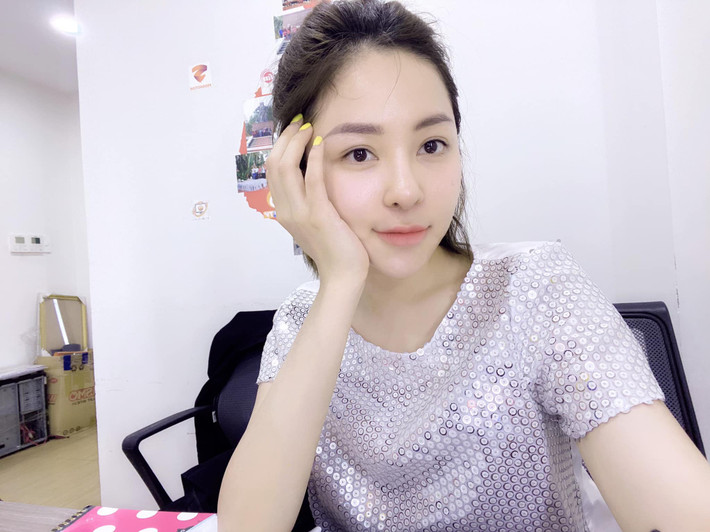Trâm Anh hài hước chia sẻ: "Tình hình là anh chàng đẹp trai cần tuyển người yêu. Không biết là có bạn nào chưa có người yêu ở đó không ạ".