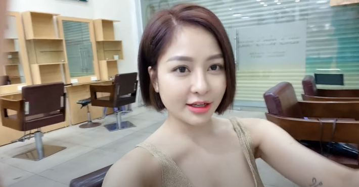 Cách đây ít ngày, hot girl Trâm Anh đăng tải đoạn clip ở một salon tóc. Cô nàng đã nhanh chóng "xuống tóc", thay đổi diện mạo.