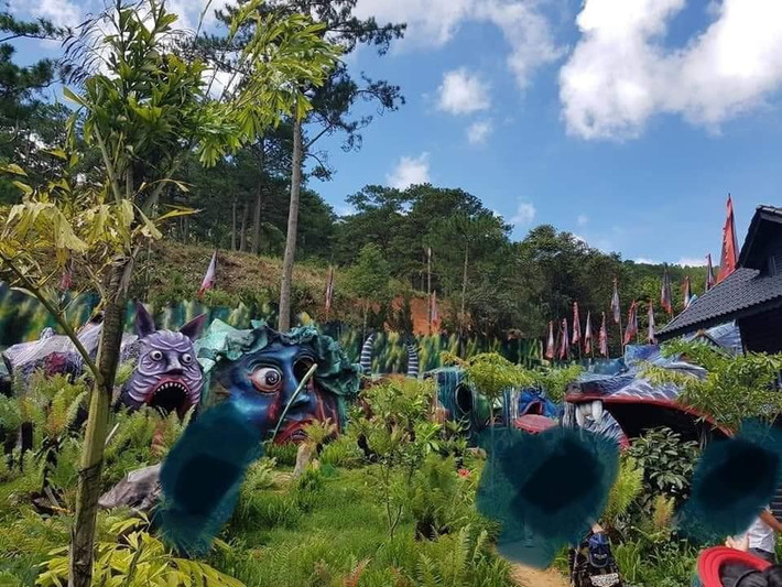 Đà Lạt vốn là điểm đến lý tưởng của nhiều tín đồ du lịch với những thắng cảnh vô cùng nên thơ, ngọt ngào. Thế nhưng gần đây, cư dân mạng lại được phen hết hồn vì những tạo hình kinh dị tại một khu du lịch mới mở ở thành phố này.