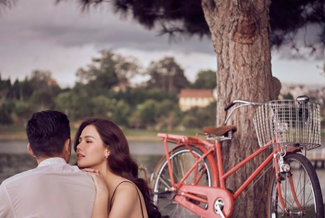 Trước đám cưới, Phanh Lee không hề để lộ thông tin gì về chuyện yêu đương. Chỉ đến khi hot girl này khoe ảnh được cầu hôn, tất cả mới ồ lên ngạc nhiên.