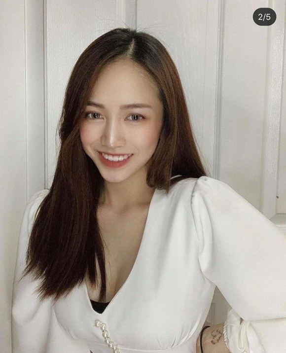 Bên cạnh đó, Joyce Phạm còn make up nhẹ nhàng, thanh lịch và đeo lens trông vừa dịu dàng vừa quyến rũ. Trong loạt ảnh vừa đăng tải, con gái diện mẫu váy trắng với phần ngực đầy.