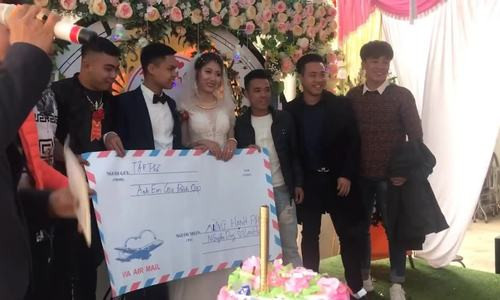 Đây cũng không phải lần đầu tiên chiếc phong bì cỡ lớn như thế này được chia sẻ sẻ trên mạng xã hội, mà đã có khá nhiều người bị “trùng lặp” ý tưởng khi nghĩ cách mừng cưới sao cho thật độc và lạ.