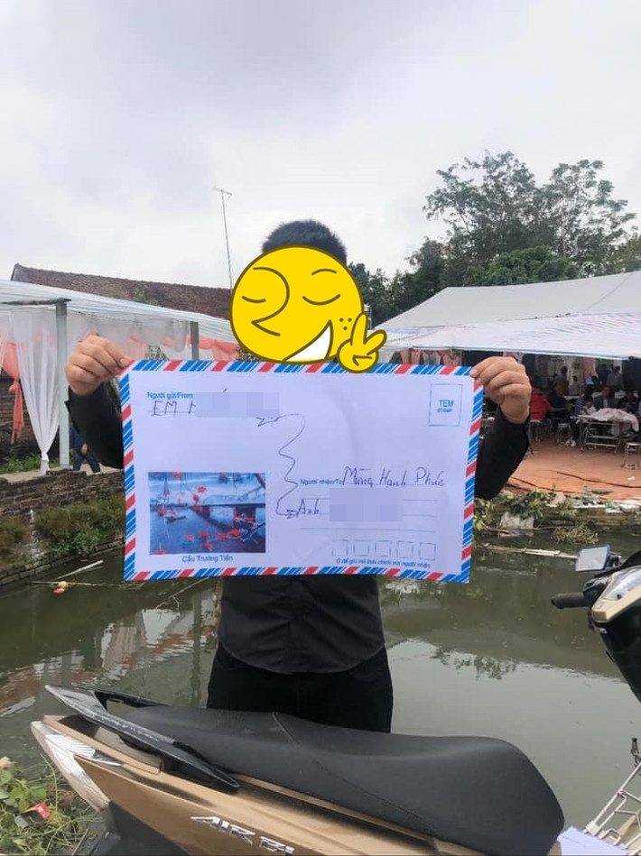 Mới đây, chiếc phong bì khổng lồ xuất hiện trong đám cưới một cặp đôi trẻ đã ngay lập tức gây “bão” khắp mạng xã hội, bởi độ “lầy lội” của các thanh niên giàu ý tưởng.