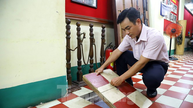 Ngôi nhà này có một căn hầm bí mật, từng cất giấu nhiều tấn vũ khí của biệt động Sài Gòn trong cuộc chiến tranh chống Mỹ cứu nước. Trong ảnh: Nắp hầm được ngụy trang bằng những viên gạch bông.