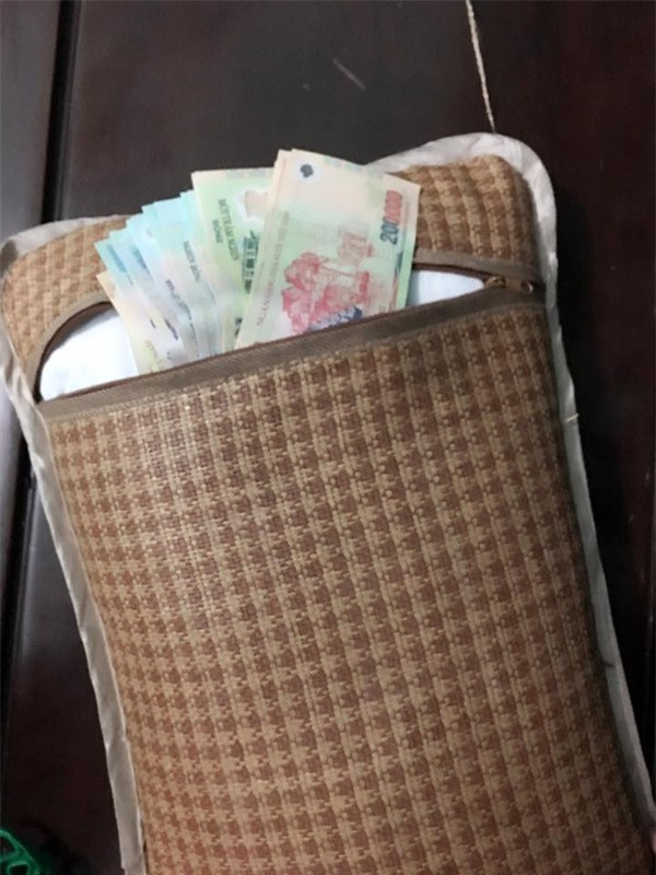 Nếu cổ điển hơn, nhiều anh chồng giấu quỹ đen ngay dưới chiếc gối mình ngủ.