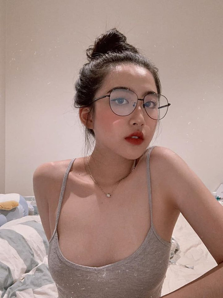 Thảo Vi hiện đang sinh sống tại Úc. Cô nàng sở hữu lượng người follow khủng trên Instagram, trên Facebook cũng vừa cán mốc 48.000 người.
