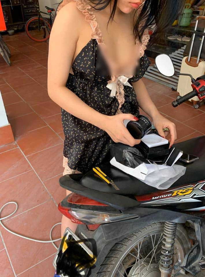 Mới đây, thêm 1 áp lực vô hình khác với hội shipper là đi gặp những khách hàng không phải khó tính, bùng đơn không nhận đồ hay gì mà chính là việc ăn mặc hớ hênh của các "thượng đế" nữ.
