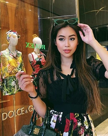 Trong mỗi lần xuất hiện, Tiên Nguyễn thường chăm chút đầu tư kĩ lưỡng từ quần áo đến phụ kiện.
