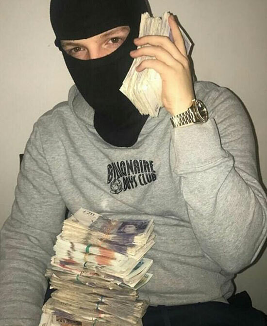 Một anh chàng rich kid Albania đeo mặt nạ kín mít và anh chàng chẳng có gì ngoài cả xấp tiền dày cộp.