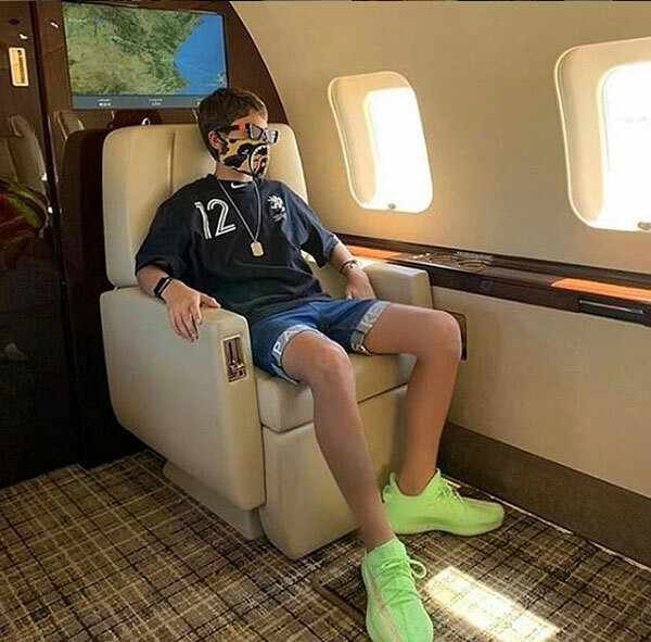 Dù mới chỉ 13 tuổi, siêu rich kid người Nga - Mark Berman đã được du lịch khắp thế giới bằng máy bay riêng và đeo khẩu trang của nhà mốt Louis Vuitton.