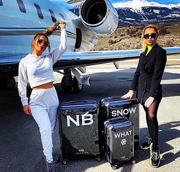Nicole Bass và Georgia Harrison - Hai ngôi sao truyền hình Anh đi chơi với cả đống vali đồ hiệu và phi cơ riêng.