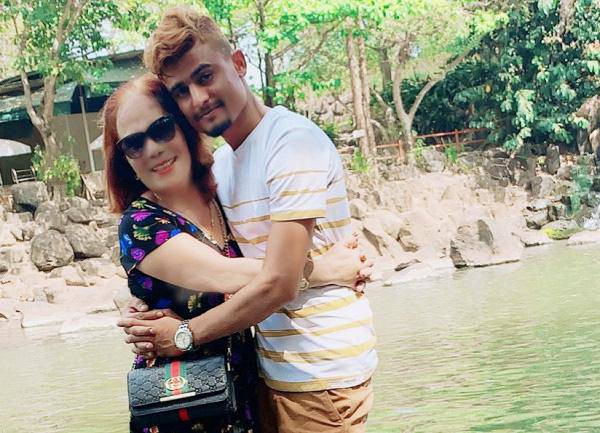 Tuy nhiên, theo lời chia sẻ của một số người, do có một số trang fanpage được cho là giả mạo cô Hoa thời gian gần đây lại liên tiếp làm Facebook chính của cô dâu 65 tuổi bị tạm khóa.