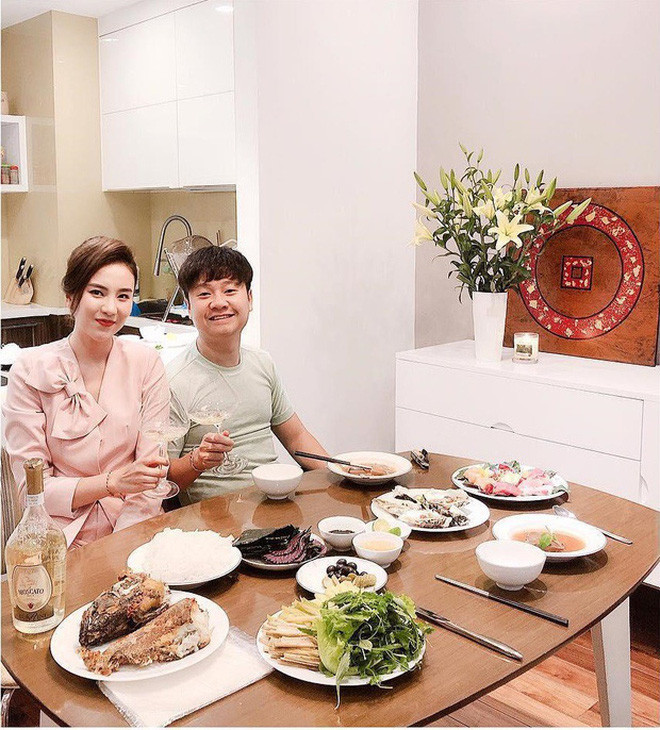 Đặc biệt Mai Ngọc còn có màn "đánh dấu chính chủ" bằng cái khoác vai cực kỳ dễ thương.