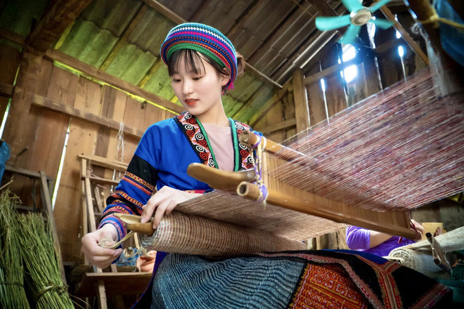 Các thiếu nữ dân tộc vùng cao phía Bắc luôn mang đến vẻ đẹp tự nhiên dịu dàng thuần khiết, không điểm phấn tô son nhưng vẫn khiến bao chàng trai mê đắm. Chính bởi vậy, họ được gọi với biệt danh thân thương "sơn nữ". Nguồn ảnh: Trần Tuấn Duy