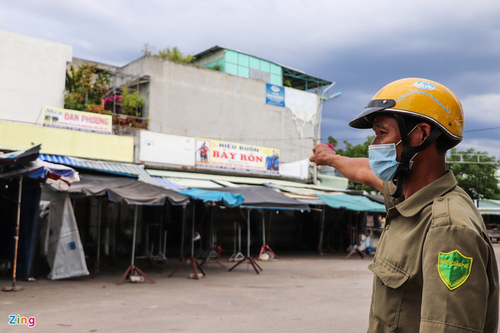 "Chúng tôi chia làm 2 chốt canh phong tỏa để người dân không ra vào khu vực nguy hiểm", bảo vệ tổ dân phố phường An Sơn chia sẻ.