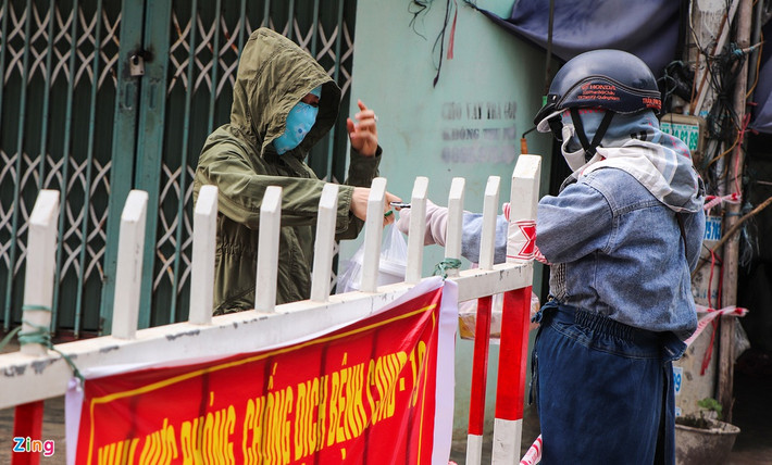 20 hộ dân sống ở khu vực Chợ Vườn Lài bị phong tỏa, việc mua thức ăn phải nhờ người bên ngoài đưa vào.