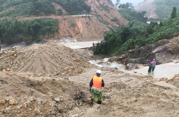 Chiều 18/10, đoàn cứu hộ của Công an tỉnh Thừa Thiên - Huế, Quân khu 4 và Bộ chỉ huy quân sự tỉnh tiếp tục triển khai tìm kiếm cứu nạn 15 công nhân còn mất tích ở thủy điện Rào Trăng 3 ở xã Phong Xuân, huyện Phong Điền.