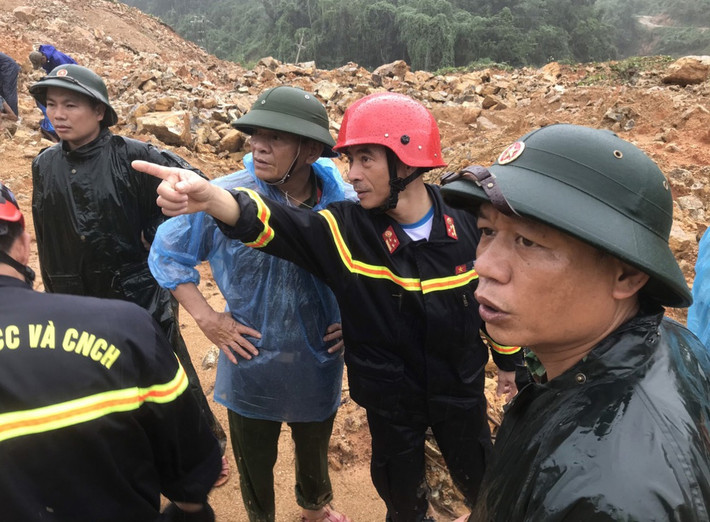 Khi đến gần Rào Trăng 3, đoàn cứu hộ cập bến đường 71 và đi bộ hơn 2 km mới tiếp cận được hiện trường vụ sạt lở. Mưa lớn ở thượng nguồn khiến đường có nhiều điểm sạt lở nghiêm trọng, gây mất an toàn.
