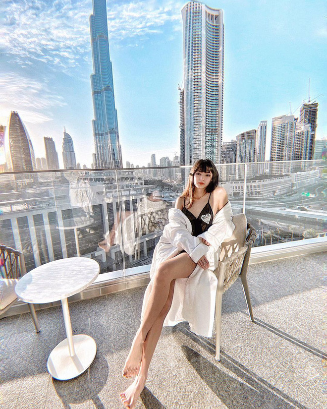 Nếu như Huyền Trang trong bộ đồng phục của Emirates có nét thu hút kiểu nghiêm túc, chỉn chu thì nữ tiếp viên hàng không này với style đời thường lại khá phóng khoáng, cá tính