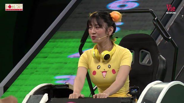 Những ngày qua, hình ảnh của hot girl TikTok Lê Bống xuất hiện trong chương trình "Nhanh như chớp" phủ đầy trên các trang mạng xã hội. Bởi cô nàng diện bộ trang phục "nhạy cảm" lên sóng truyền hình.