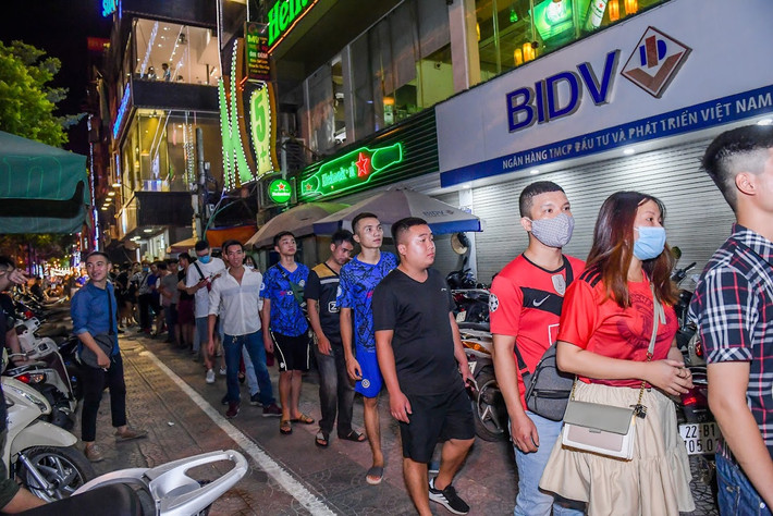 Có mặt tại quán cafe chuyên tổ chức các buổi "xem chung" bóng đá, trước giờ bóng lăn có rất nhiều CĐV Chelsea và MU xếp hàng dài để được vào trong tận hưởng không khí bóng đá.