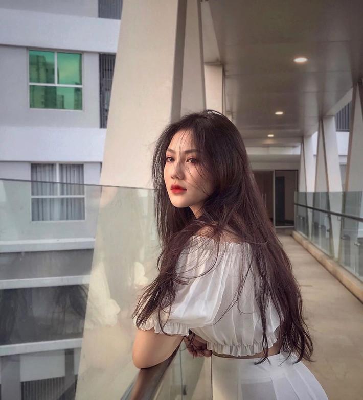 Triệu Vy dù mới được mọi người biết đến sau “đàn chị” Võ Ngọc Trân song mang về cho mình lượng người follow trên Facebook, Instagram đông đảo.