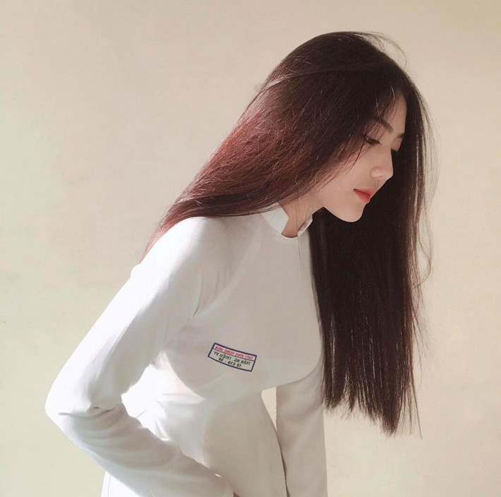 Ngay khi lên sóng MXH, Triệu Vy để lại ấn tượng cho nhiều người nhờ sống mũi cao và thẳng như cầu trượt, gương mặt góc cạnh và đặc biệt là thân hình chuẩn dáng người mẫu.