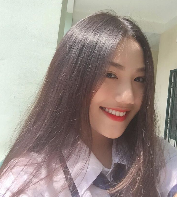 Nhờ vóc dáng lý tưởng, Triệu Vy có thể tự tin theo đuổi mọi phong cách mà mình muốn, dù rằng cô nàng trông vẫn xinh đẹp nhất trong tà áo dài trắng.