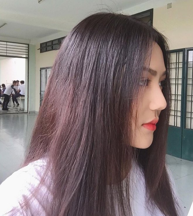 Chia sẻ về chiếc áo dài đồng phục, Triệu Vy từng thổ lộ: "Còn về sự cố trang phục khi mặc áo dài trắng cho những lần đi học, em hay gặp nhất là có vài lần mặc áo dài do vướng vòng 1 nên kéo lên khá bất tiện. Còn những lúc đi học, em thường khoác thêm áo cardigan để trông bớt thô hơn".