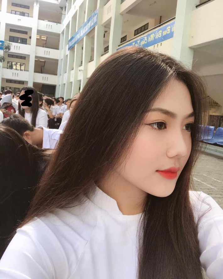 Đặc biệt, Triệu Vy gây bão MXH với những bức hình diện áo dài trắng, khoe trọn body hoàn hảo S-line vạn người mê dù hot girl Việt này mới chỉ 18 tuổi.