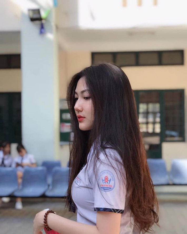 Trên trang cá nhân, mỗi bức ảnh của Triệu Vy được đăng tải đều thu hút hàng ngàn lượt bình luận, "thả tim" và kèm theo đó là những lời khen có cánh dành cho cô nàng.