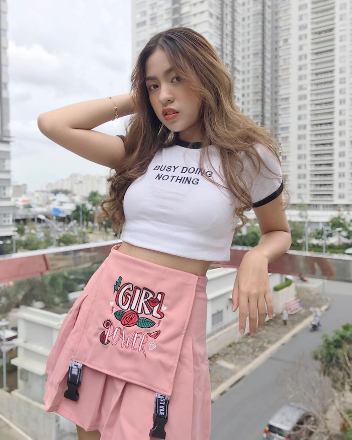 Ngoài những lời khen ngợi về vẻ ngoài xinh xắn, đáng yêu thì hot girl "bắp cần bơ" cũng nhận về không ít bình luận "ném đá", chỉ trích từ cộng đồng mạng. Họ cho rằng cô nàng đang làm lố, điệu chảy nước, cố tình "dẹo".