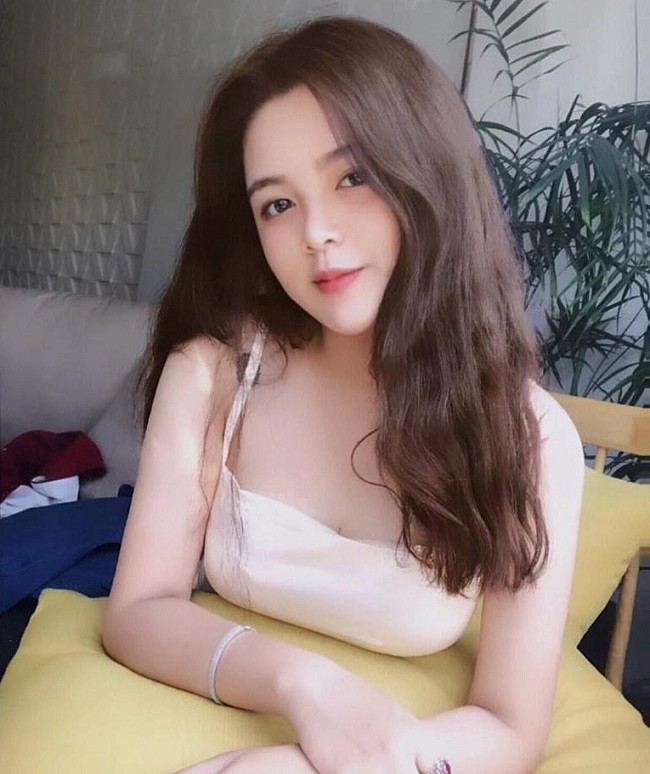 Hoàng Anh sinh năm 2002 sở hữu chiều cao 1m59, cân nặng 50kg. Để duy trì cân nặng, cô bạn ăn kiêng 1 năm trở lại đây và đặt mục tiêu giảm thêm 2-3kg để thân hình cân đối hơn.