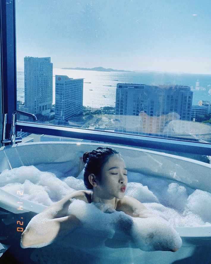 Mặc dù nhiều lần bị chê trách về phong cách gợi cảm trước tuổi nhưng Linh Ka vẫn thường xuyên xuất hiện trước công chúng với hình ảnh trưởng thành này