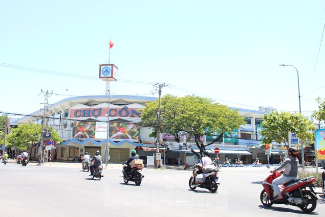 Dãy ki ốt ở chợ Cồn đều đã đóng cửa kể từ sáng hôm nay (28/7). Chợ sôi động bậc nhất Đà Nẵng bỗng trở nên yên tĩnh. Ảnh: Giang Thanh