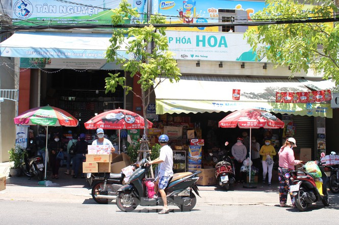 Tại một số cửa hàng tạp hóa, người dân tranh thủ đi mua các nhu yếu phẩm cần thiết để hạn chế ra đường trong thời gian đến. Các cửa hàng tiện lợi, chuỗi cửa hàng Vinmart+ cũng tấp nập khách mua. Ảnh: Giang Thanh