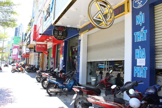 Các cửa hàng ở dọc các tuyến đường lớn như Nguyễn Văn Linh, Lê Duẩn, Trần Phú, Bạch Đằng... đều đóng cửa, thực hiện nghiêm túc Chỉ thị 16. Ảnh: Giang Thanh
