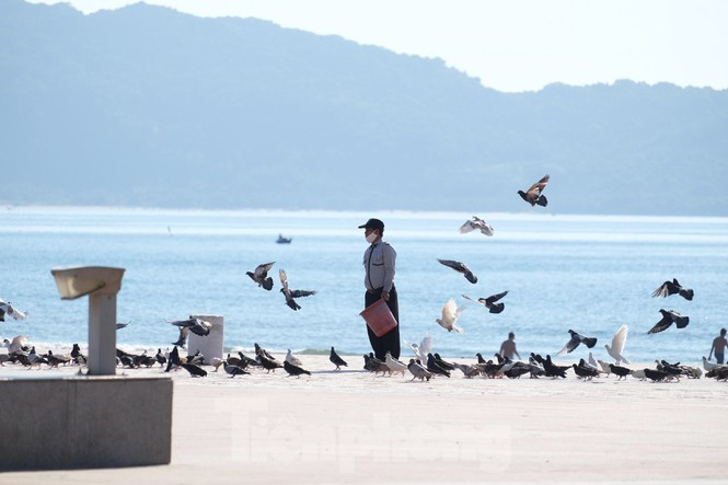 Bảo vệ liên tục tuần tra quanh khu vực bờ biển, nhắc nhở người dân đeo khẩu trang, không tụ tập quá 2 người. Ảnh: Giang Thanh