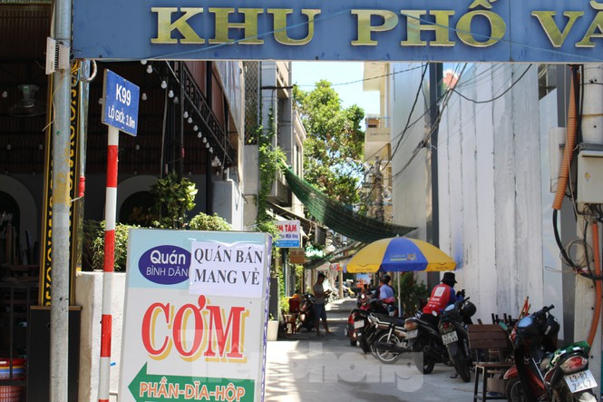 Các cửa hàng, quán ăn... đều triệt để khuyến cáo người dân mua online để hạn chế tiếp xúc, chỉ bán mang về. Ảnh: Giang Thanh