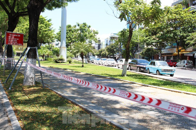 Các công viên, vườn hoa công cộng đều được rào lại, cấm người dân tụ tập đông đúc. Ảnh: Giang Thanh