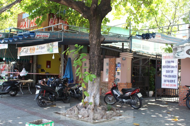 Nhiều hàng quán cafe treo biển đóng cửa, chỉ bán mang đi. Ảnh: Giang Thanh