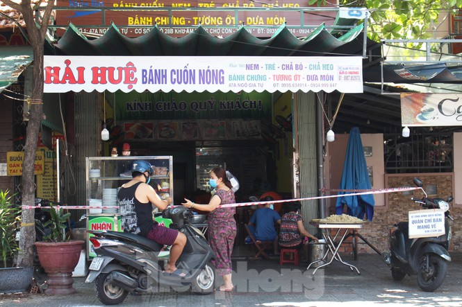 Một cửa hàng bánh cuốn trên đường Ngô Gia Tự (Hải Châu, Đà Nẵng) giăng dây để cách ly khu vực cửa hàng, khách mua chỉ đứng ngoài để mua hàng. Ảnh: Giang Thanh