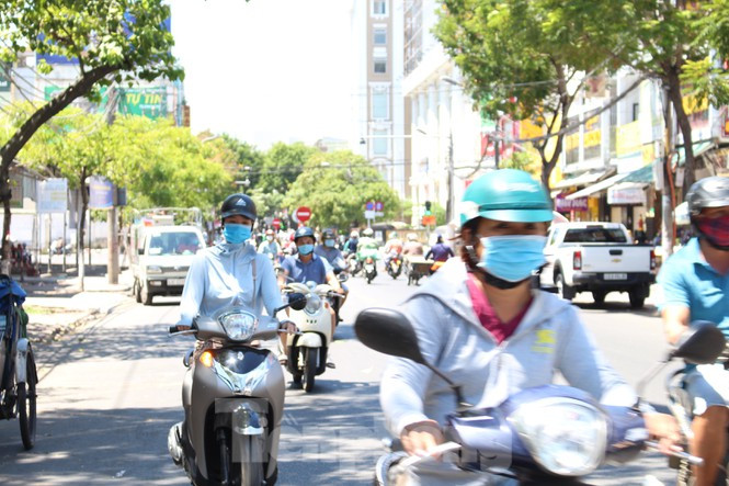 Người dân nghiêm chỉnh chấp hành chỉ thị của UBND TP để phòng chống dịch COVID - 19. Ảnh: Giang Thanh