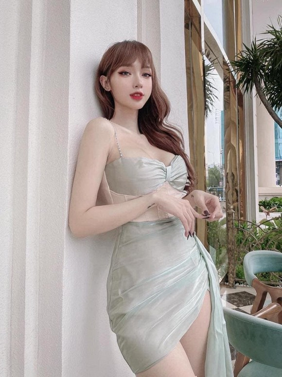 Những khoảnh khắc phô diễn vòng 1 tròn trịa của Mym Trần luôn nhận được sự chú ý của không ít cư dân mạng.